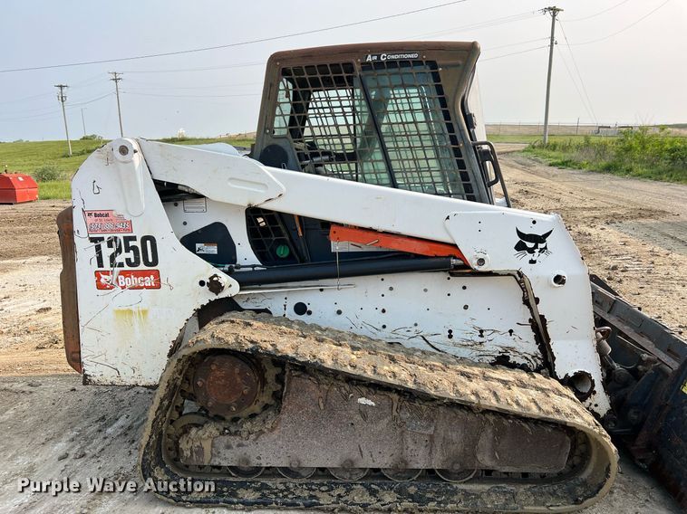 image for item LI9781 2008 Bobcat T250  tracked skid steer loader