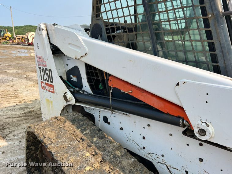 image for item LI9781 2008 Bobcat T250  tracked skid steer loader
