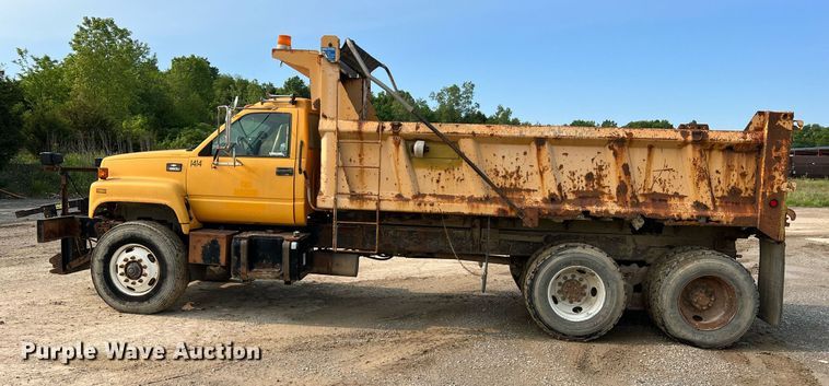 image for item LI9782 2002 Chevrolet C8500  dump truck