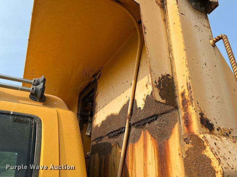 image for item LI9782 2002 Chevrolet C8500  dump truck