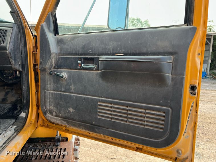 image for item LI9782 2002 Chevrolet C8500  dump truck