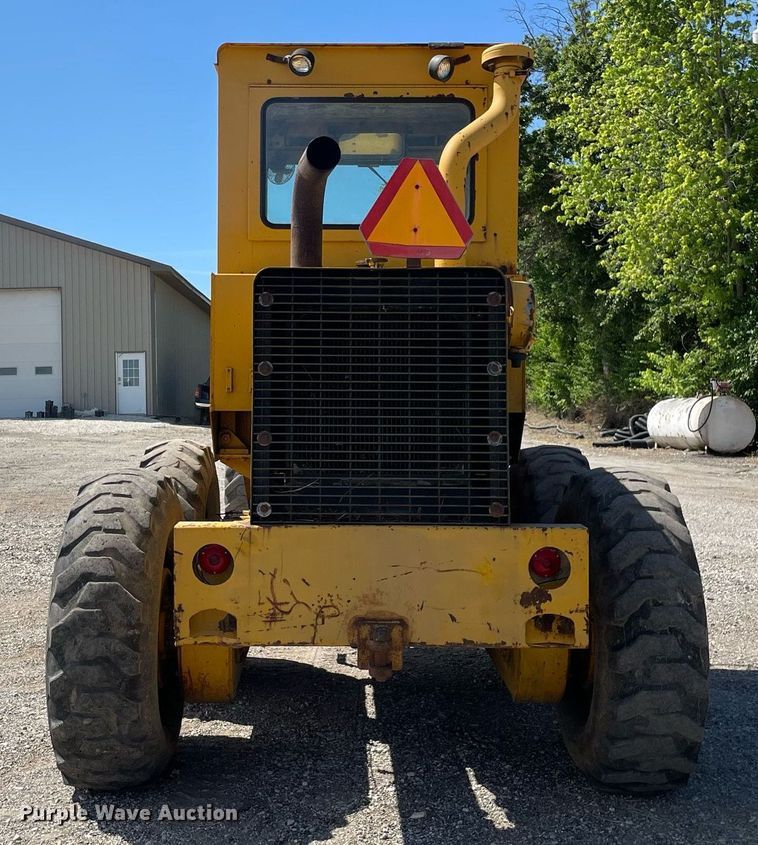 image for item LJ9724 1973 Allis Chalmers 100C  rigid frame motor grader