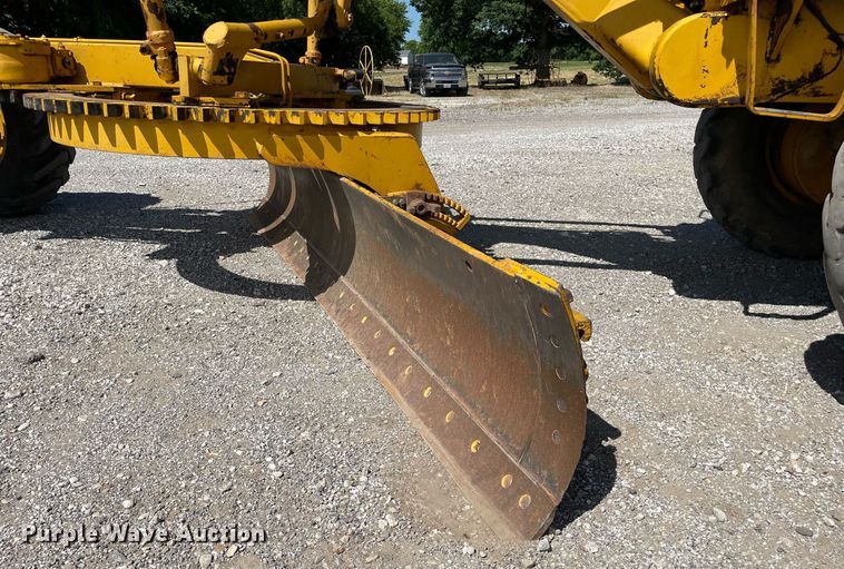 image for item LJ9724 1973 Allis Chalmers 100C  rigid frame motor grader