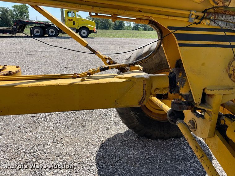 image for item LJ9724 1973 Allis Chalmers 100C  rigid frame motor grader