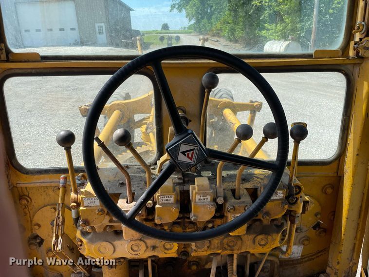 image for item LJ9724 1973 Allis Chalmers 100C  rigid frame motor grader