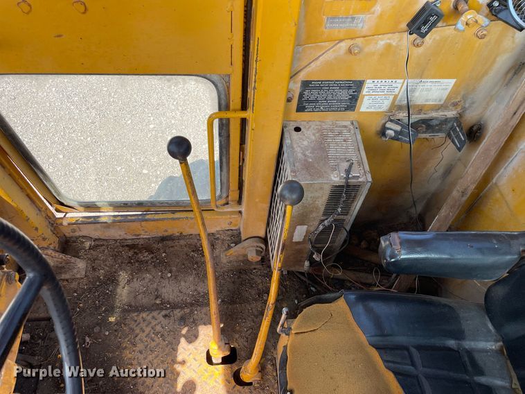 image for item LJ9724 1973 Allis Chalmers 100C  rigid frame motor grader