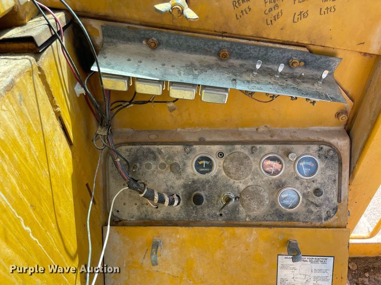 image for item LJ9724 1973 Allis Chalmers 100C  rigid frame motor grader