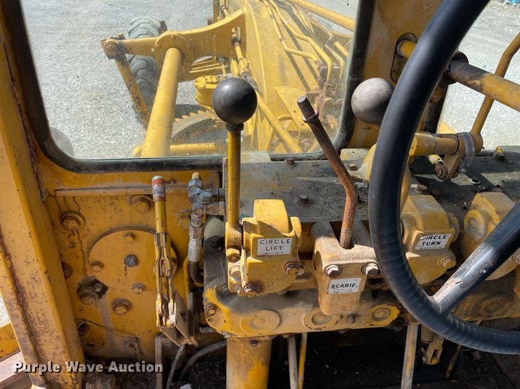 image for item LJ9724 1973 Allis Chalmers 100C  rigid frame motor grader