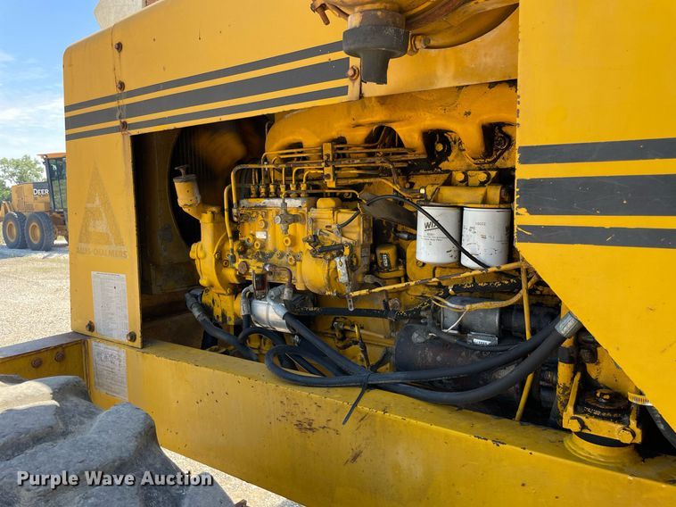 image for item LJ9724 1973 Allis Chalmers 100C  rigid frame motor grader