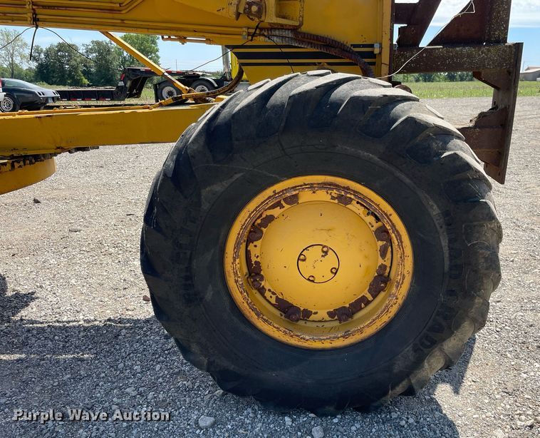 image for item LJ9724 1973 Allis Chalmers 100C  rigid frame motor grader