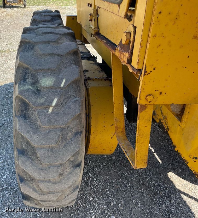 image for item LJ9724 1973 Allis Chalmers 100C  rigid frame motor grader