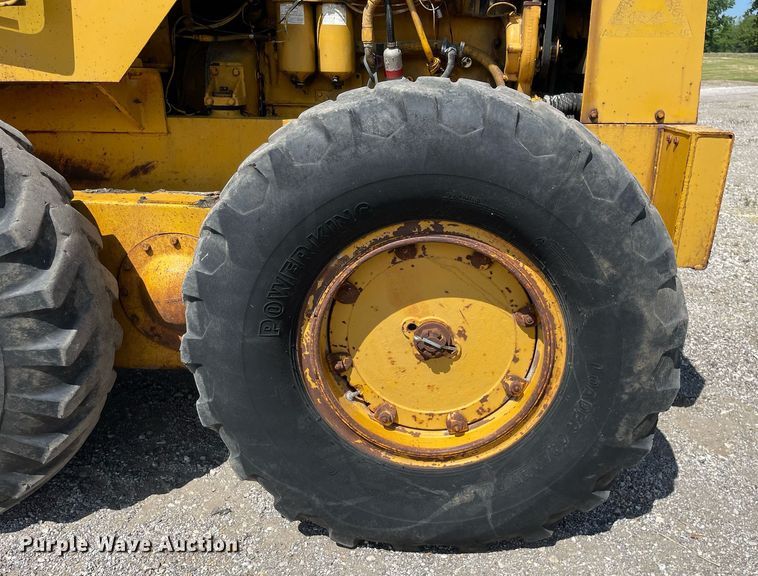 image for item LJ9724 1973 Allis Chalmers 100C  rigid frame motor grader