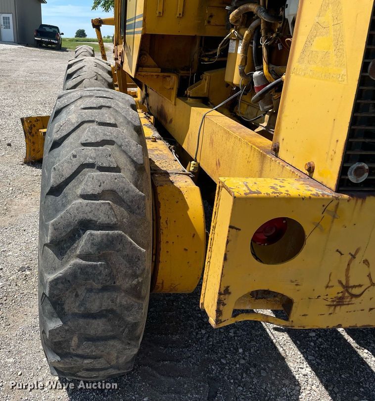 image for item LJ9724 1973 Allis Chalmers 100C  rigid frame motor grader