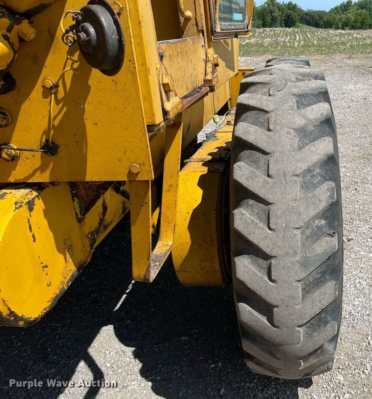 image for item LJ9724 1973 Allis Chalmers 100C  rigid frame motor grader