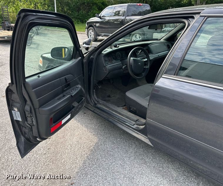 image for item LP9949 2005 Ford Crown Victoria Police Interceptor