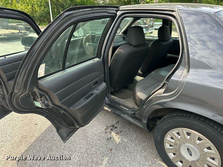 image for item LP9949 2005 Ford Crown Victoria Police Interceptor