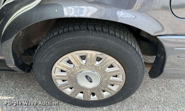 image for item LP9949 2005 Ford Crown Victoria Police Interceptor