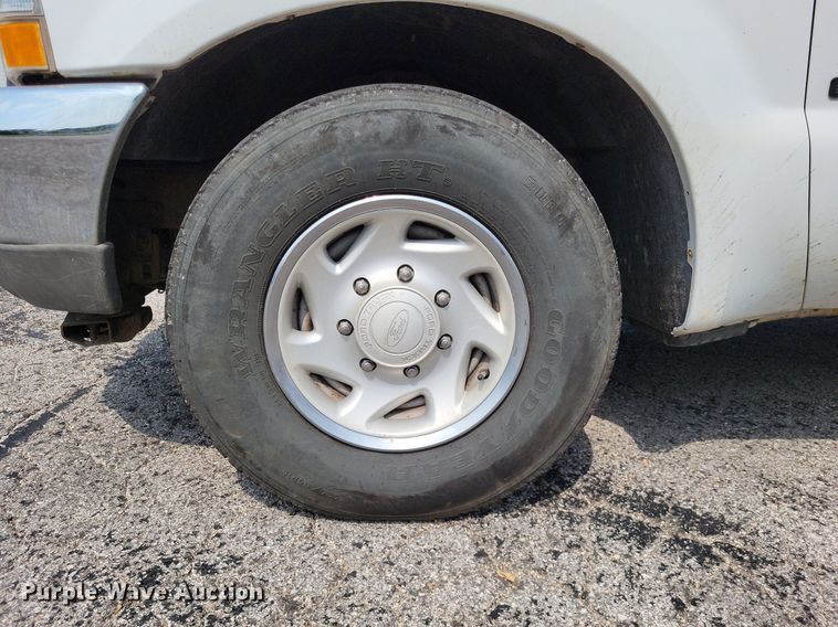 image for item LR9270 2002 Ford F250 Super Duty  pickup truck