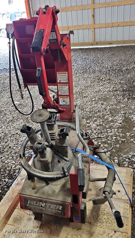 Butler 10252 tire machine in Oskaloosa, KS Item LW9636 sold Purple Wave