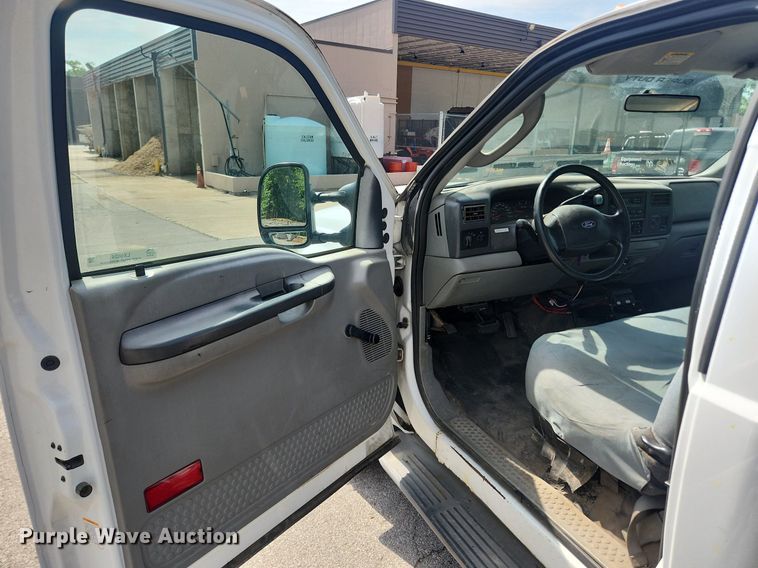 image for item LX9624 2003 Ford F350 Super Duty XL  flatbed pickup truck