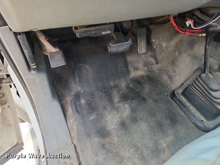 image for item LX9624 2003 Ford F350 Super Duty XL  flatbed pickup truck