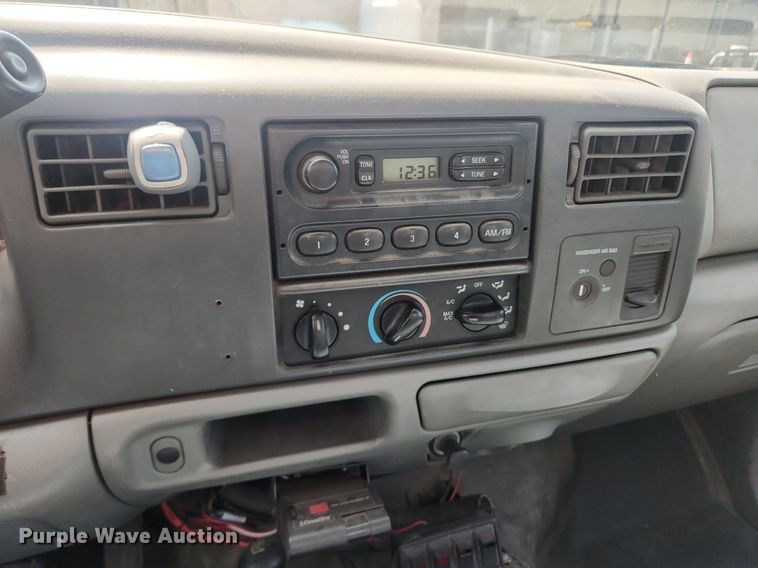 image for item LX9624 2003 Ford F350 Super Duty XL  flatbed pickup truck