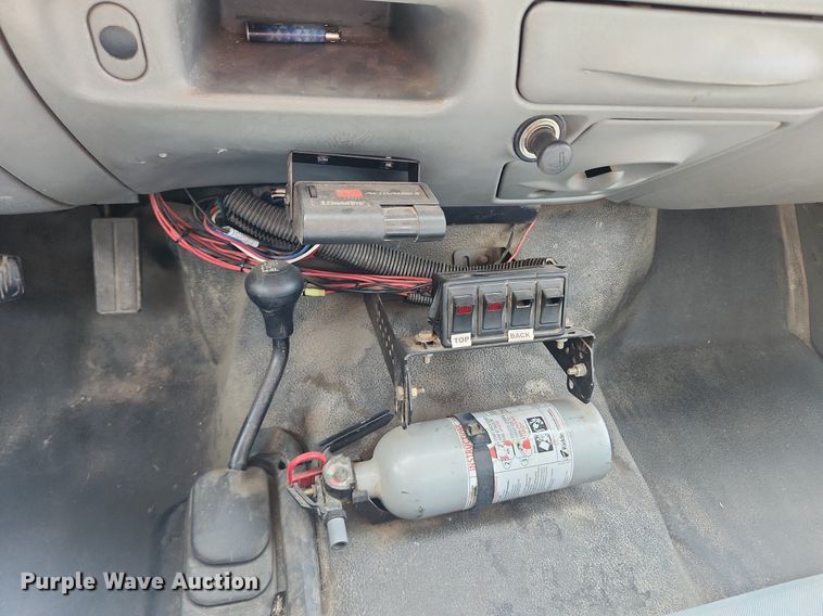 image for item LX9624 2003 Ford F350 Super Duty XL  flatbed pickup truck