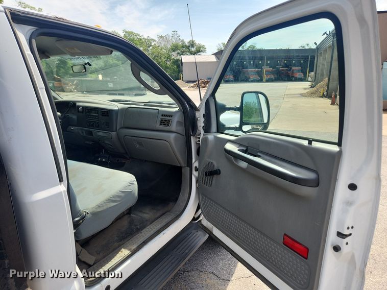 image for item LX9624 2003 Ford F350 Super Duty XL  flatbed pickup truck