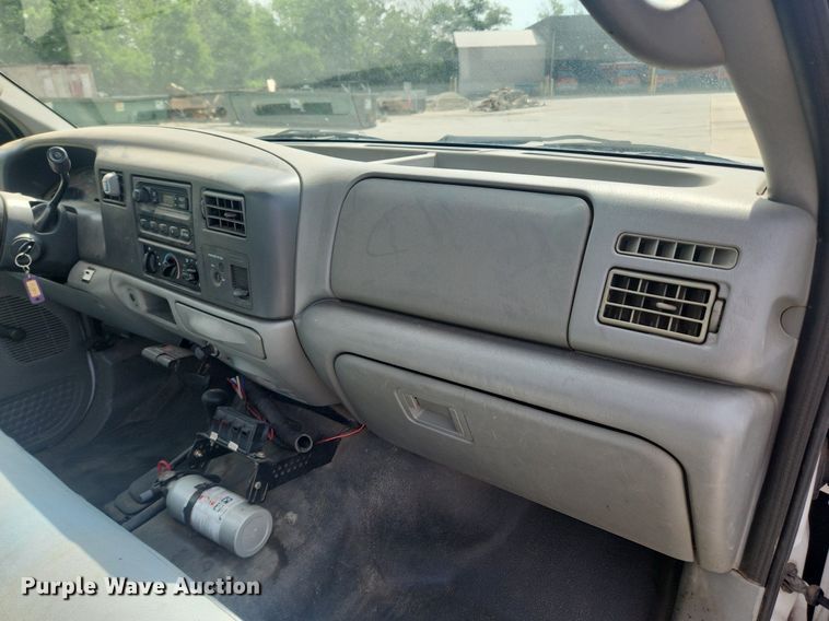 image for item LX9624 2003 Ford F350 Super Duty XL  flatbed pickup truck