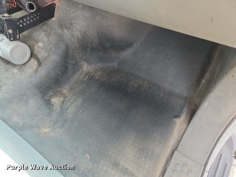 image for item LX9624 2003 Ford F350 Super Duty XL  flatbed pickup truck