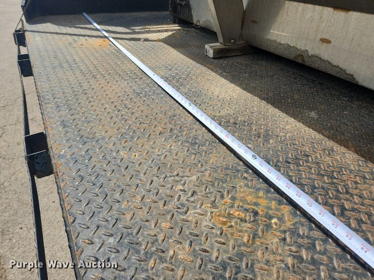 image for item LX9624 2003 Ford F350 Super Duty XL  flatbed pickup truck