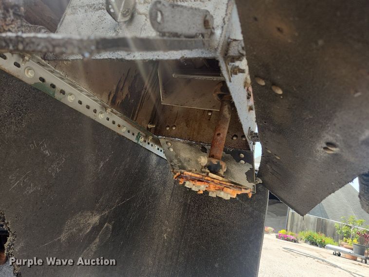 image for item LX9624 2003 Ford F350 Super Duty XL  flatbed pickup truck