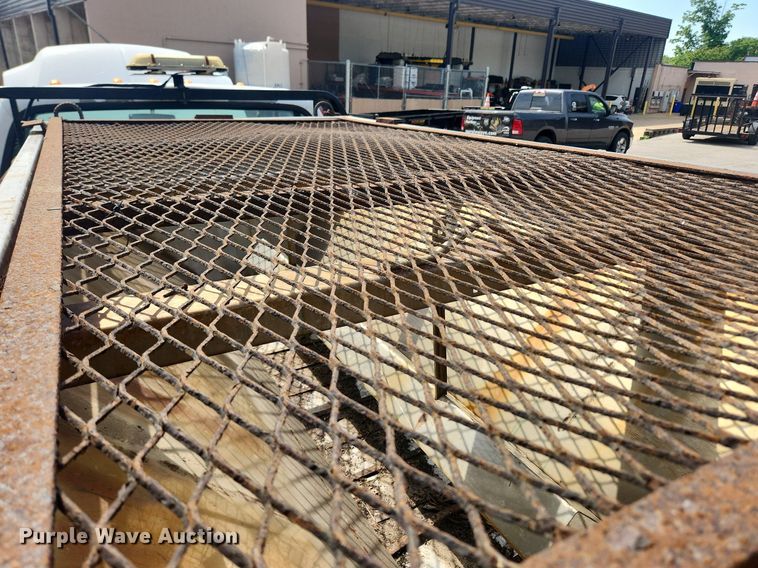 image for item LX9624 2003 Ford F350 Super Duty XL  flatbed pickup truck