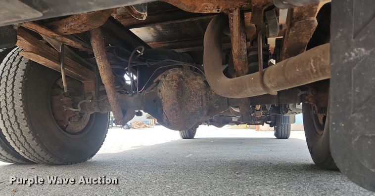 image for item LX9624 2003 Ford F350 Super Duty XL  flatbed pickup truck