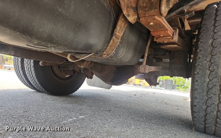 image for item LX9624 2003 Ford F350 Super Duty XL  flatbed pickup truck