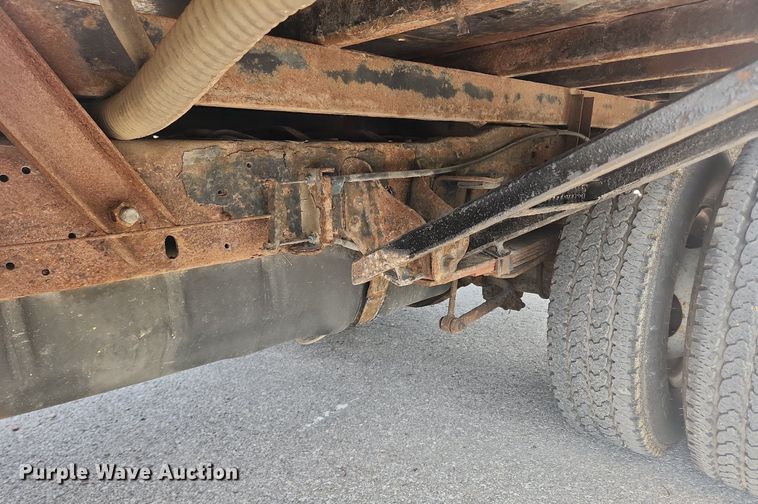 image for item LX9624 2003 Ford F350 Super Duty XL  flatbed pickup truck