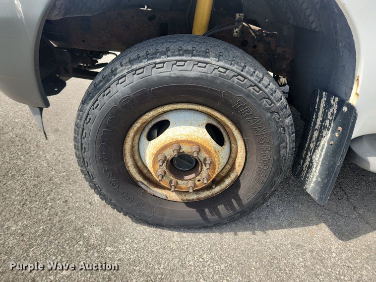 image for item LX9624 2003 Ford F350 Super Duty XL  flatbed pickup truck