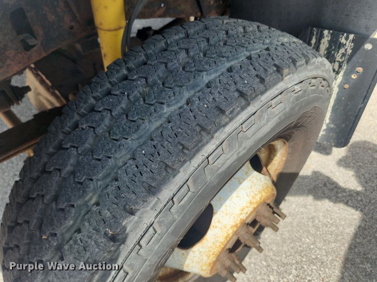 image for item LX9624 2003 Ford F350 Super Duty XL  flatbed pickup truck