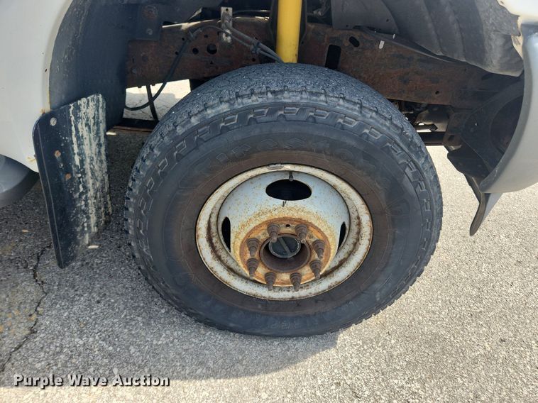 image for item LX9624 2003 Ford F350 Super Duty XL  flatbed pickup truck