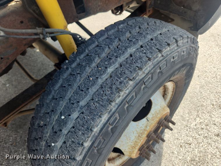 image for item LX9624 2003 Ford F350 Super Duty XL  flatbed pickup truck