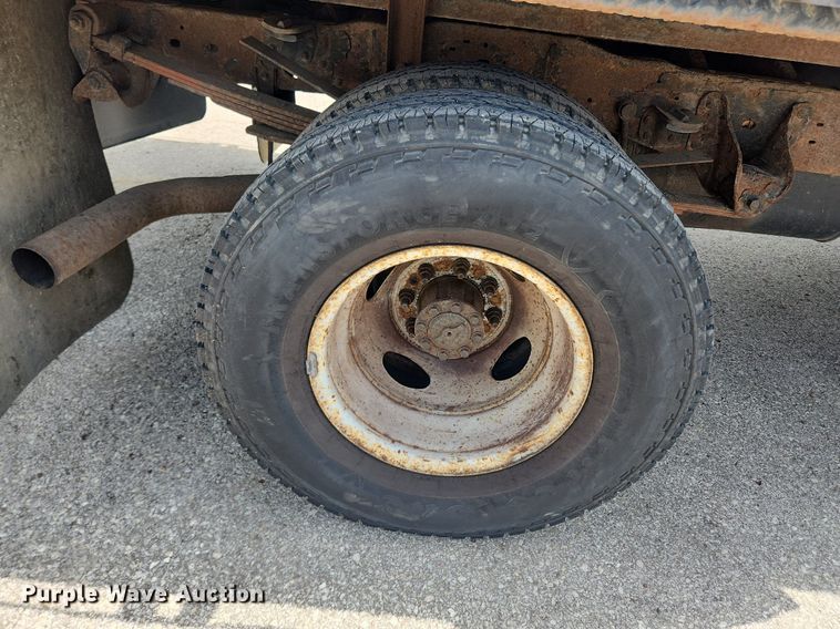 image for item LX9624 2003 Ford F350 Super Duty XL  flatbed pickup truck