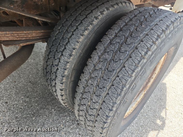 image for item LX9624 2003 Ford F350 Super Duty XL  flatbed pickup truck