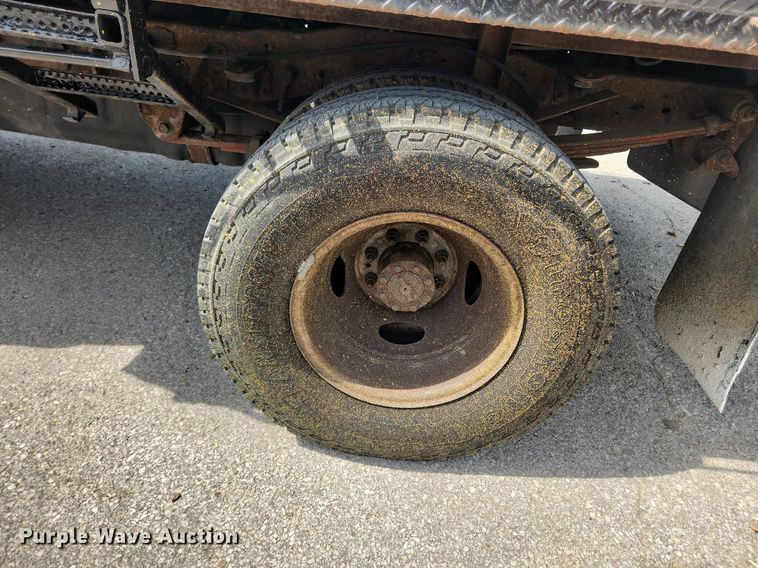 image for item LX9624 2003 Ford F350 Super Duty XL  flatbed pickup truck