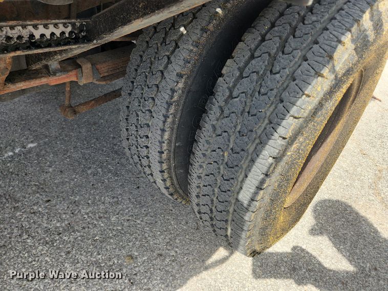 image for item LX9624 2003 Ford F350 Super Duty XL  flatbed pickup truck