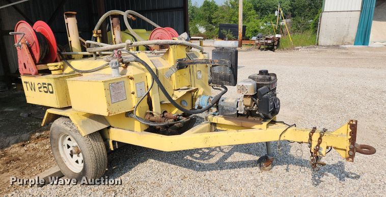 image for item LX9657 2005 Bomag Pro Tack TW250  melter applicator