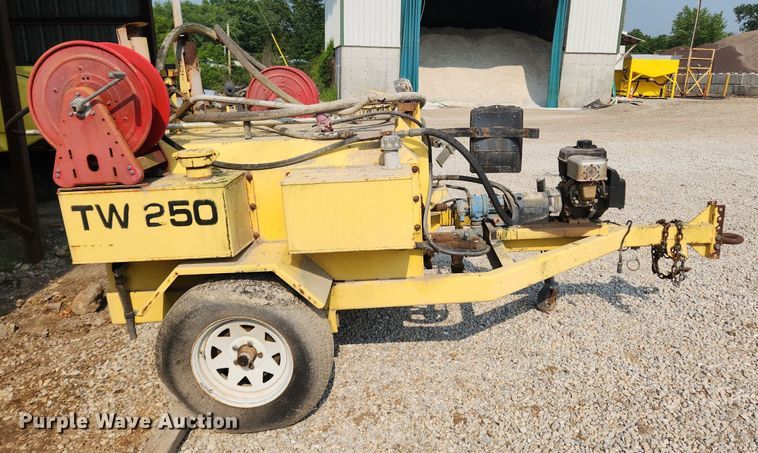 image for item LX9657 2005 Bomag Pro Tack TW250  melter applicator