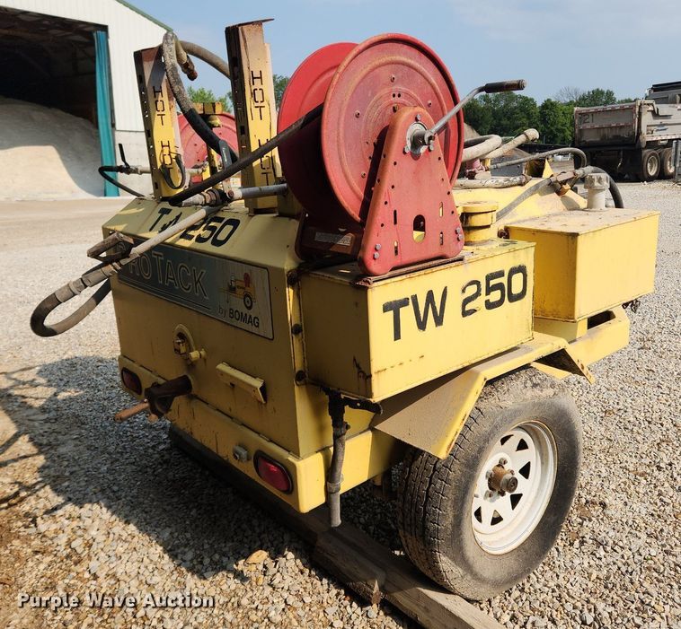 image for item LX9657 2005 Bomag Pro Tack TW250  melter applicator