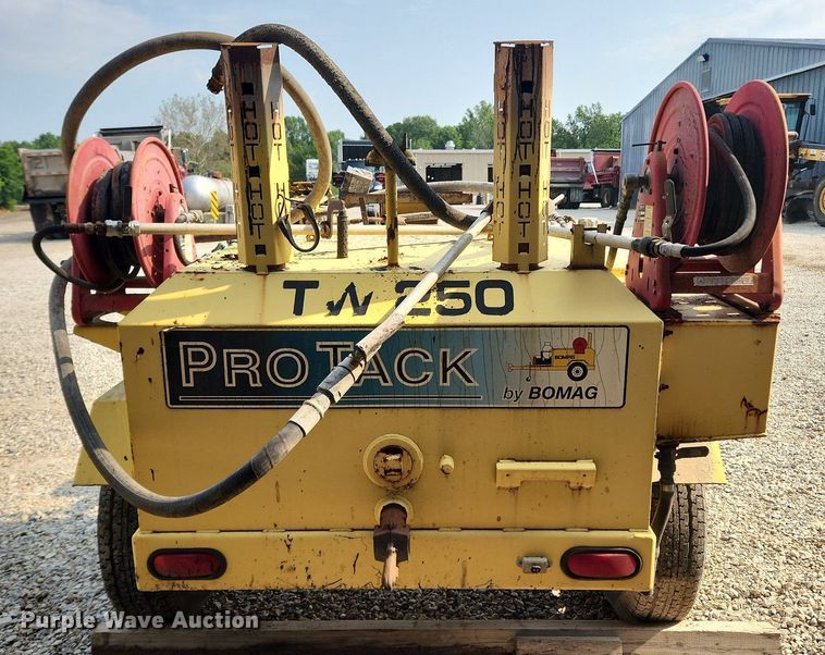 image for item LX9657 2005 Bomag Pro Tack TW250  melter applicator