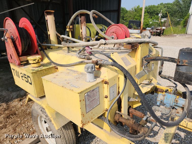 image for item LX9657 2005 Bomag Pro Tack TW250  melter applicator