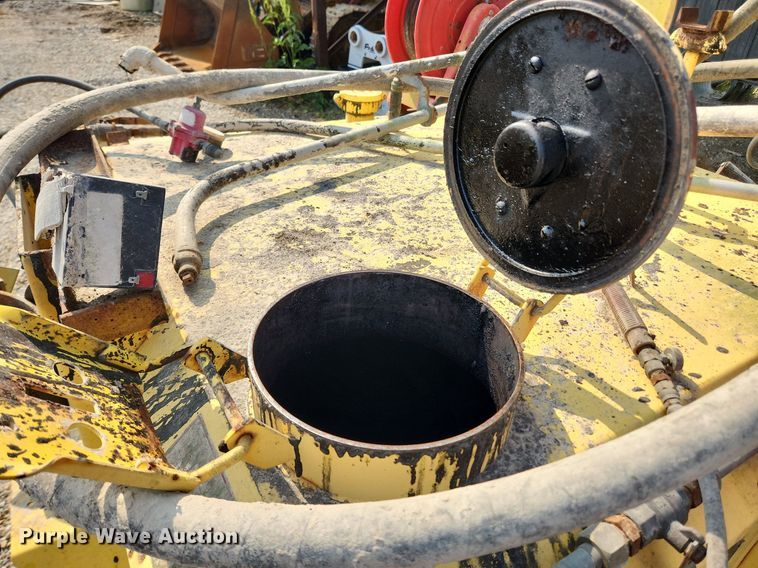 image for item LX9657 2005 Bomag Pro Tack TW250  melter applicator